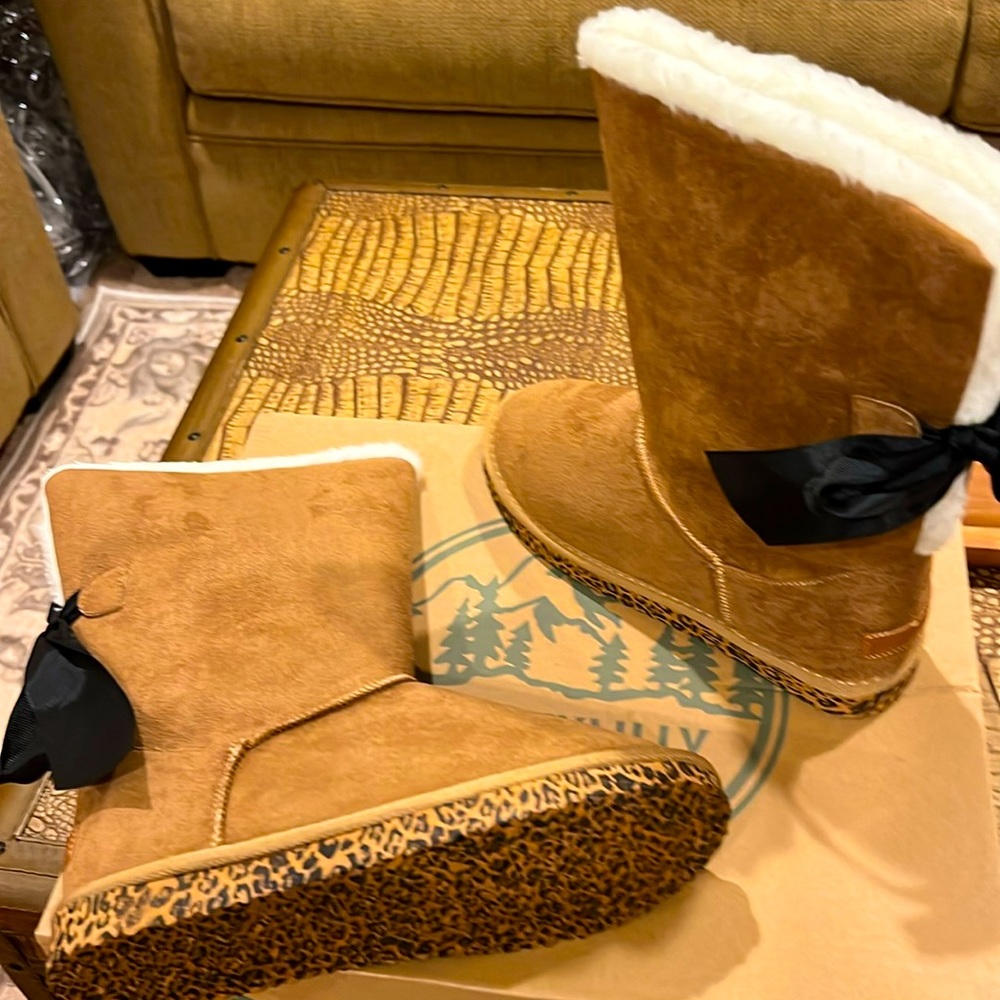 NWT MARLEYLILLY SHERPA TIE BOOTIES